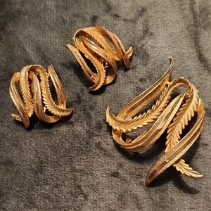 Vintage Gold-Tone Leaf Brooch and Clip-On Earrings Set